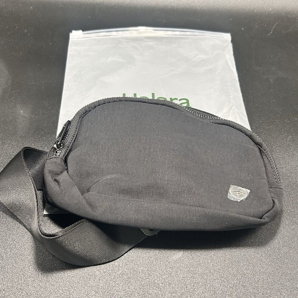 New Halara Simple Black Fanny Pack Women's One Size Adjustable Zip Top